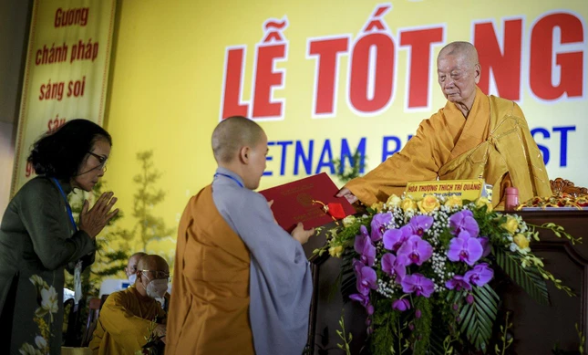 Trưởng lão Hòa thượng Viện trưởng trao văn bằng đến các tân thạc sĩ, thủ khoa Cử nhân Phật học