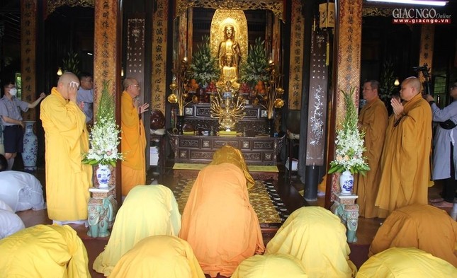 Lễ khai kinh bạch Phật tại chánh điện chùa Lễ khai kinh bạch Phật tại chánh điện chùa