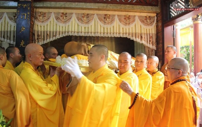 Môn đồ đệ tử cung thỉnh nhục thân Trưởng lão Hòa thượng Ân sư Môn đồ đệ tử cung thỉnh nhục thân Trưởng lão Hòa thượng Ân sư