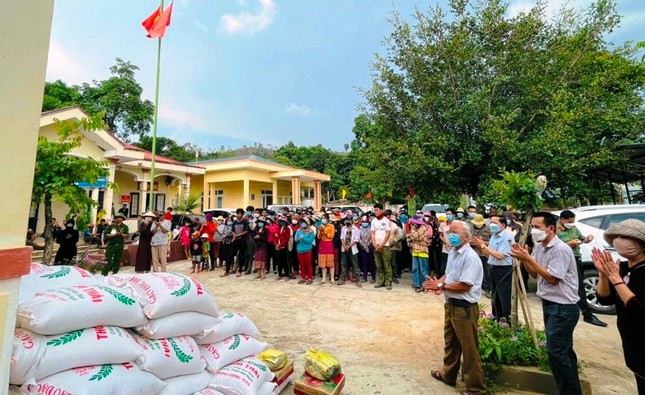 Bà con đến nhận quà tặng hỗ trợ