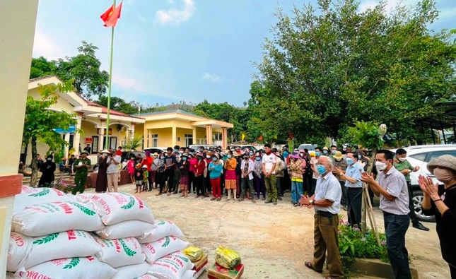 Bà con đến nhận quà tặng hỗ trợ