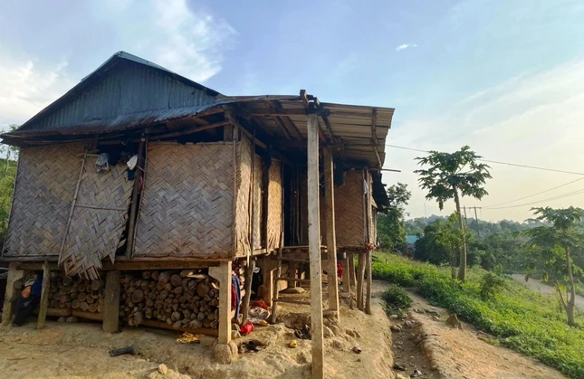 Đời sống nơi đây còn nhiều khó khăn, nhà cửa tạm bợ