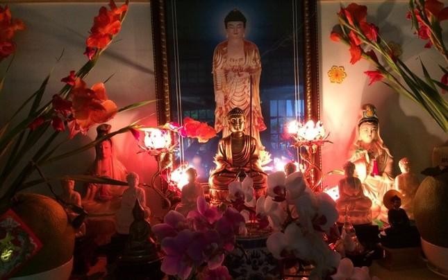 Tuy thờ tượng Quan Âm cũ - do thấy người ta bỏ, thương quá đem về - nhưng người thờ chăm chút góc thờ trang nghiêm - Ảnh: L.Đ.L