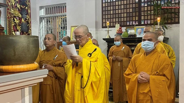 Chư tôn đức Tăng tham dự cầu nguyện