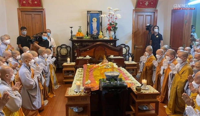 Chư Ni đảnh lễ bậc Thầy trước giờ nhập kim quan