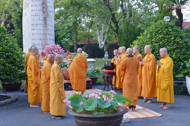 Buổi lễ cử hành ở tượng đài Đức Thế Tôn đản sinh lộ thiên, trong khuôn viên chùa Huê Nghiêm