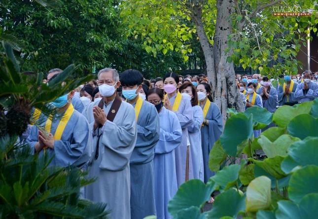 Phật tử trang nghiêm tham dự lễ Tắm Phật tại chùa Huê Nghiêm - TP.Thủ Đức