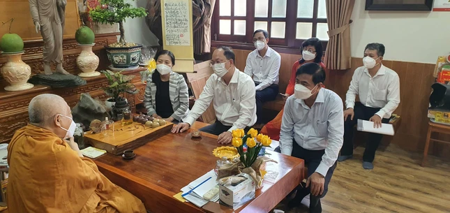Phái đoàn lãnh đạo TP.HCM thăm Hòa thượng Thích Giác Toàn