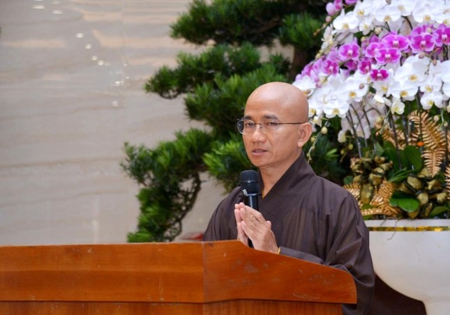 Thượng tọa Thích Thiện Quý, Phó ban kiêm Chánh Thư ký Ban Trị sự GHPGVN TP.HCM báo cáo tại buổi họp