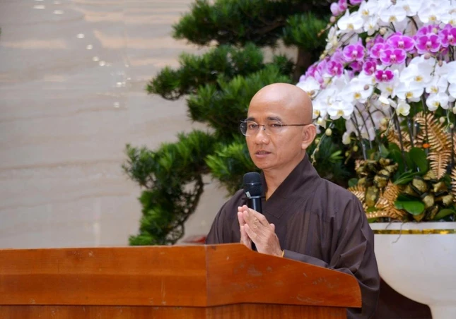 Thượng tọa Thích Thiện Quý, Phó ban kiêm Chánh Thư ký Ban Trị sự GHPGVN TP.HCM báo cáo tại buổi họp