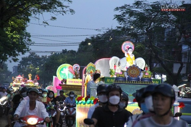 Xe hoa ở mừng Phật đản ở Huế luôn thu hút sự quan tâm của công chúng; so với nhiều kỳ trước, số lượng xe hoa năm nay giảm hơn 1/3