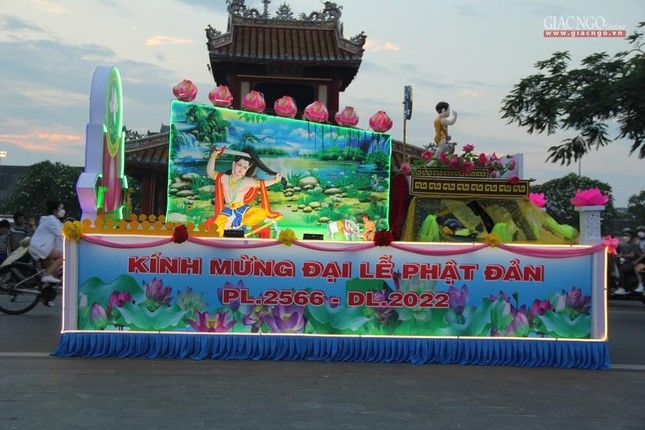 Xe hoa tập trung khai mạc tại Nghinh Lương Đình ở bờ Bắc sông Hương