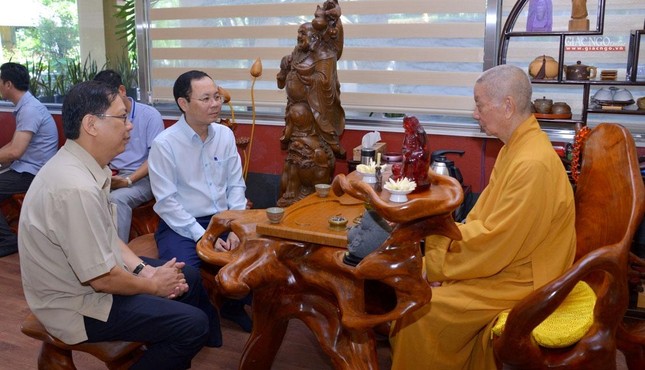 Trưởng lão Hòa thượng Quyền Pháp chủ GHPGN tiếp thân mật ông Bí thư Thành ủy và lãnh đạo TP.Thủ Đức tại chùa Huê Nghiêm