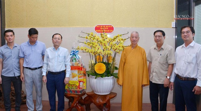 Phái đoàn lãnh đạo TP.Thủ Đức tại chùa Huê Nghiêm