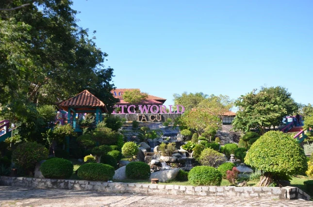 Thác nước TTC World Tà Cú