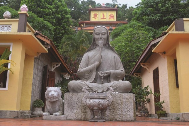 Tượng Tổ sư Trần Hữu Đức - chùa Long Đoàn