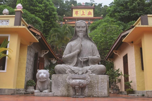 Tượng Tổ sư Trần Hữu Đức - chùa Long Đoàn