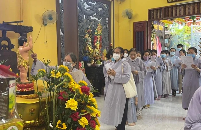 Phật tử cử hành nghi thức Tắm Phật