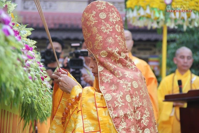 Hòa thượng Thích Đức Thanh niêm hương