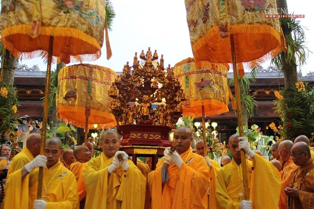 Cung nghinh kim thân Đức Phật đản sanh