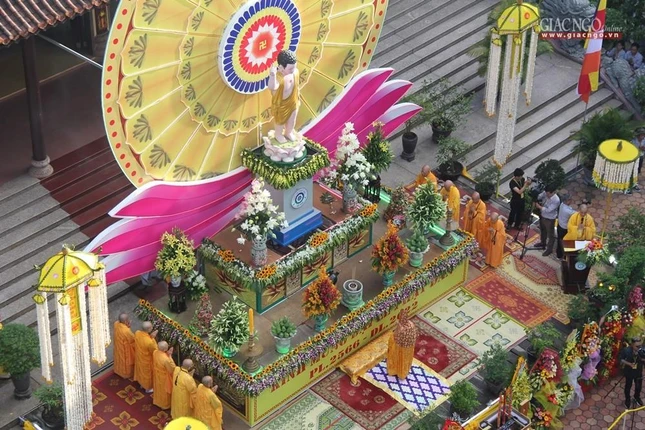 Lễ đài nhìn từ tháp Ấn Tôn