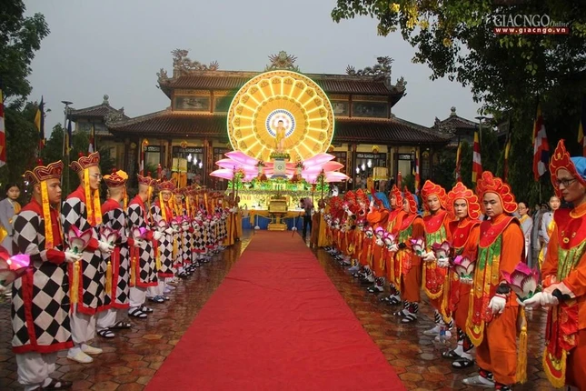 Đoàn rước về tới chùa Từ Đàm