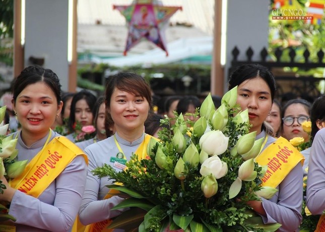 Niềm hân hoan được biểu lộ trên khuôn mặt của Phật tử các giới