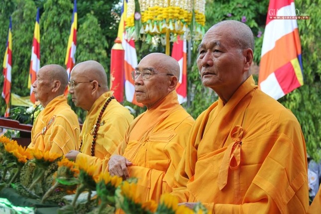 Chư vị giáo phẩm chứng minh