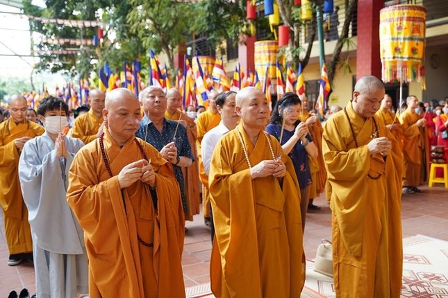 Chư tôn đức niêm hương cúng dàng