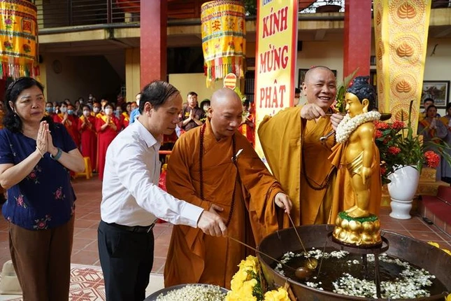 Cử hành nghi thức Tắm Phật