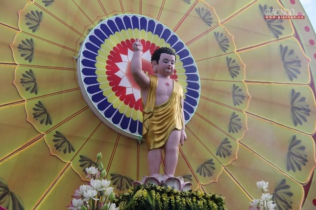 Tôn tượng Đức Phật sơ sinh