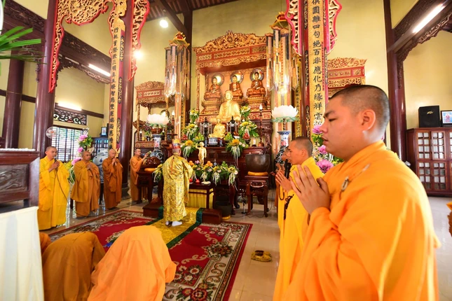 Lễ cúng ngọ tại chánh điện thiền viện Vạn Hạnh - Ảnh: Thanh Phong Lễ cúng ngọ tại chánh điện thiền viện Vạn Hạnh - Ảnh: Thanh Phong