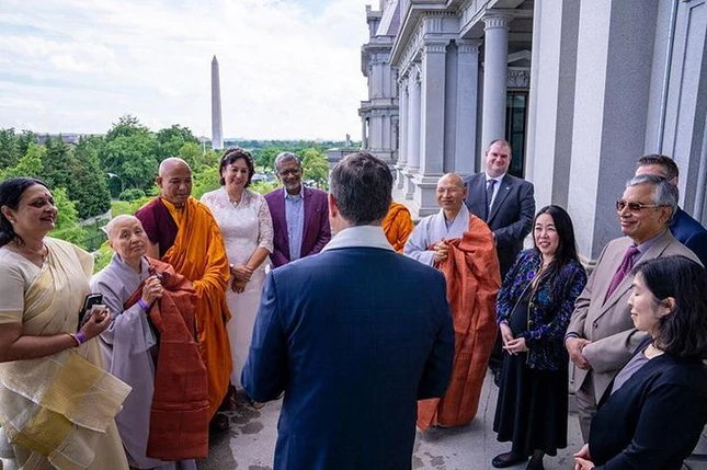 Trao đổi bên lề buổi lễ - Ảnh: White House Trao đổi bên lề buổi lễ - Ảnh: White House