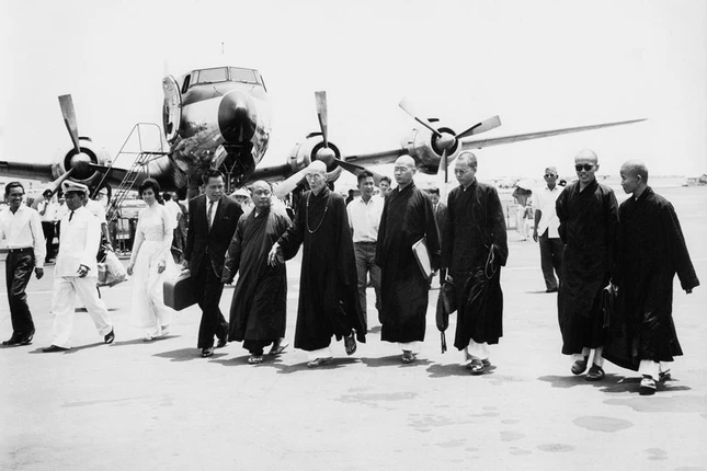 Trưởng lão Hòa thượng Thích Tịnh Khiết cùng chư Hoà thượng từ Huế vào Sài Gòn dự lễ tang Bồ-tát Thích Quảng Đức