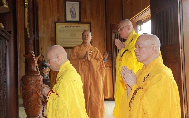 Trưởng lão Hòa thượng Thích Giác Quang và chư vị Hòa thượng pháp điệt của Tổ sư thành kính niêm hương tại Tổ đường Kim Tiên