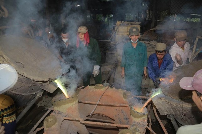 Các nghệ nhân ở làng nghề Phường Đúc ở cố đô thực hiện rót đồng vào khuôn