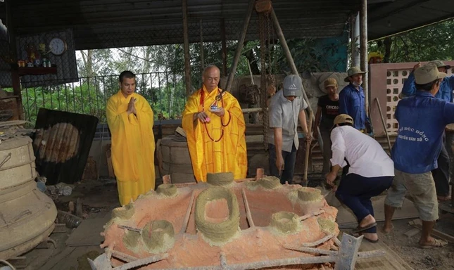 Hòa thượng Thích Giác Đạo sái tịnh trước thời khắc rót đồng Hòa thượng Thích Giác Đạo sái tịnh trước thời khắc rót đồng