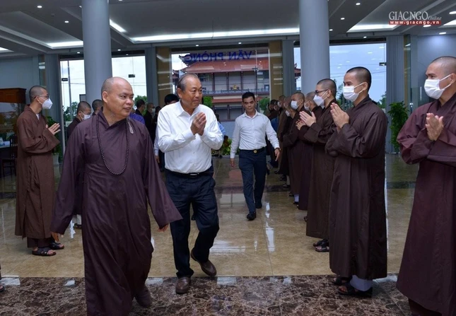 Thượng tọa Thích Thanh Phong đón đoàn