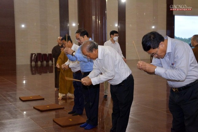 Tại chánh điện mới