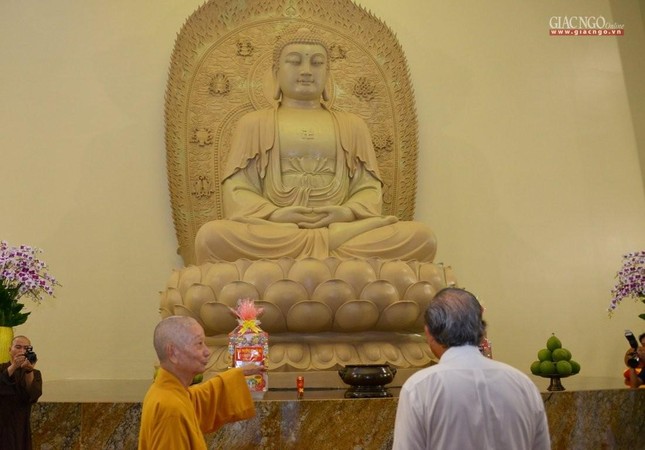 Trưởng lão Hòa thượng giới thiệu về tôn tượng Đức Bổn Sư tại chánh điện mới