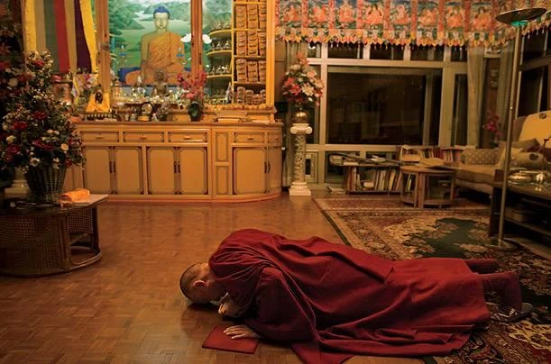 Ngài thực hành lễ lạy hàng ngày trong căn phòng của mình