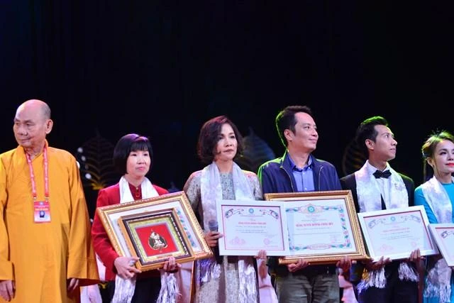 PGS.TS Cù Lệ Duyên cùng các nghệ sĩ Phật tử nhận Bằng tuyên dương công đức của Trung ương Giáo hội