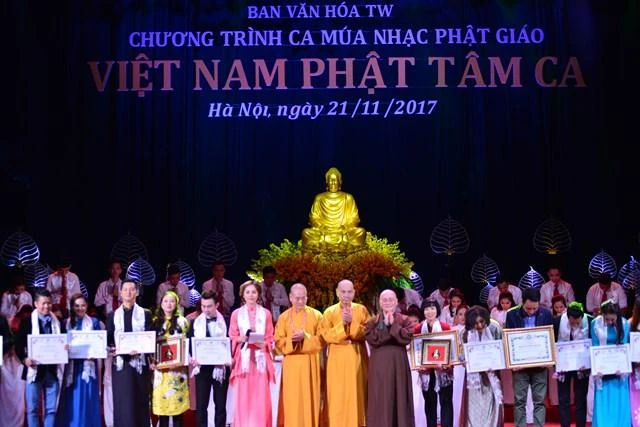 Chư tôn đức lãnh đạo Ban Văn hóa Trung ương và các nghệ sĩ Phật tử trong chương trình biểu diễn nghệ thuật Phật giáo chào mừng Đại hội đại biểu Phật giáo toàn quốc lần thứ VIII