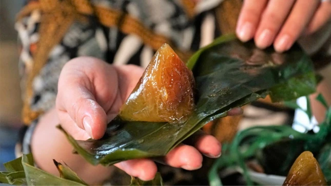 nhặt nhạnh những nếp văn hóa của quê nhà, của riêng mình để dưỡng nuôi tâm hồn...