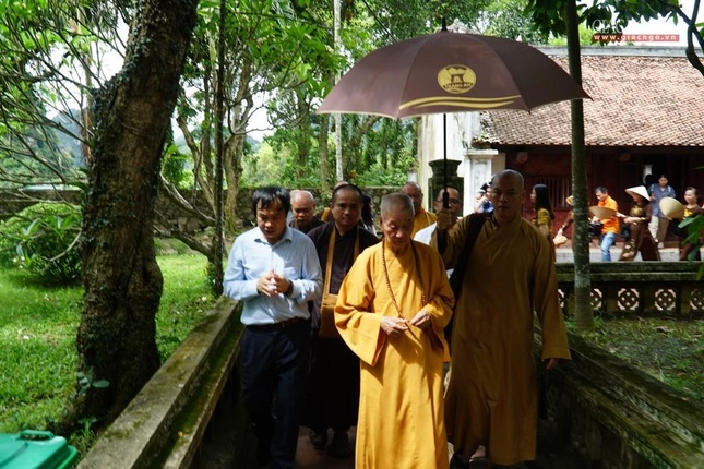 Trưởng lão Hòa thượng thăm đền thờ các vị lãnh đạo thời Đinh, Tiền Lê tại cố đô Hoa Lư