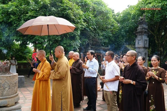 Tưởng niệm trước đền thờ vua Đinh Tiên Hoàng