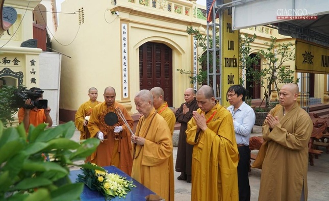 Trước bảo tháp cố Trưởng lão Hòa thượng Thích Thanh Đàm - Phó Pháp chủ GHPGVN