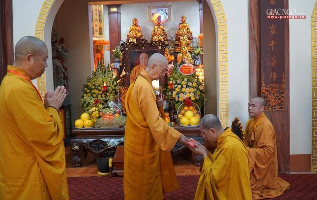 Hòa thượng cúng dường đến chư Tăng đang an cư kiết hạ tại chùa Hòa Lạc