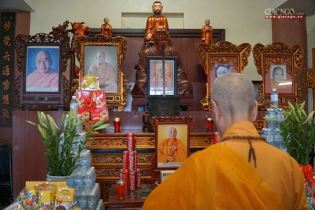 Trưởng lão Hòa thượng dâng hương tại Tổ đường Đồng Đắc