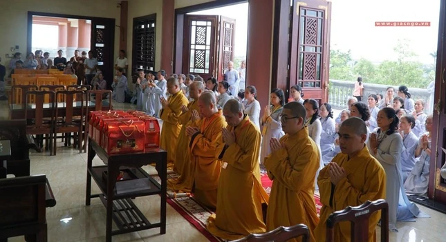 Thượng tọa Thích Thọ Lạc và chư Tăng tác bạch vấn an